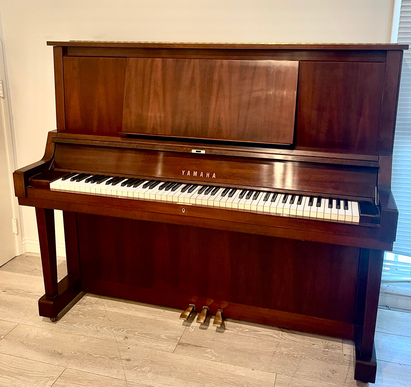 Stunning condition Yamaha Upright Piano W102 BW