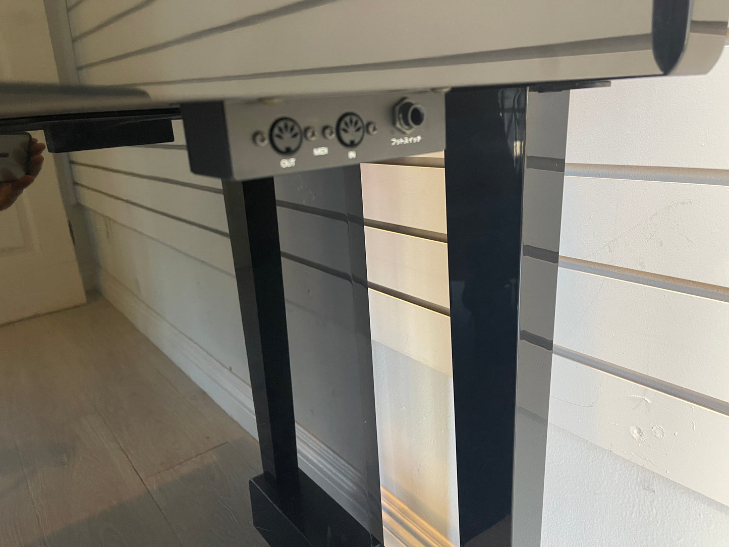 Built in 1990 Japan Yamaha Upright piano model MX100 R